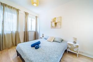 um quarto com um urso de peluche azul sentado numa cama em Le petit Vendôme charmant 2 pers Saxe Gambetta Part Dieu em Lyon