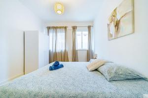 um quarto com uma cama com uma almofada azul em Le petit Vendôme charmant 2 pers Saxe Gambetta Part Dieu em Lyon