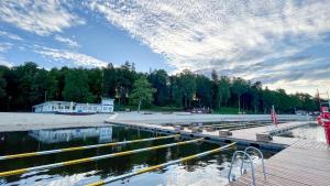 un muelle sobre un cuerpo de agua con un cielo nublado en Anette's Holiday House, en Otepää