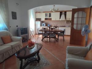ein Wohnzimmer mit einem Sofa und einem Tisch in der Unterkunft La villa al mare in Durrës