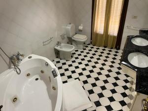 een badkamer met een bad, een toilet en een wastafel bij Sosta Paradisa in Pisa