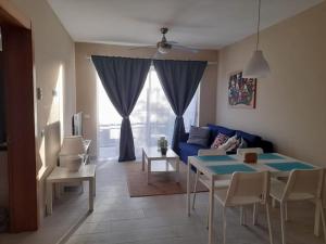 a living room with a blue couch and a table at Casa Larimar 214 - Vibe Residence in La Laguna