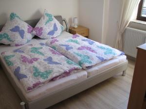 Ένα ή περισσότερα κρεβάτια σε δωμάτιο στο Ferienwohnung Lotz
