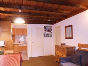 レ・ゾルにあるAppartement Les Orres, 2 pièces, 6 personnes - FR-1-322-218のキッチン(ソファ付)、