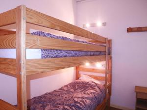 a couple of bunk beds in a room at Appartement Les Orres, 2 pièces, 6 personnes - FR-1-322-218 in Les Orres