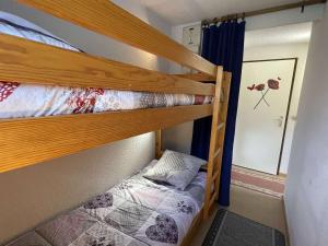 a bedroom with two bunk beds in a room at Appartement Praz-sur-Arly, 2 pièces, 4 personnes - FR-1-603-39 in Praz-sur-Arly