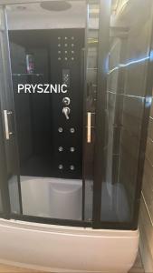 una puerta de cristal de un microondas con la palabra síntoma en él en BIG BED JACUZZI, PRIVATE SAUNA AND CINEMA, en Dobrzewino