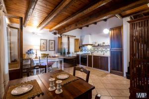 cocina y comedor con mesa de madera en Villa Audino, en Scopello