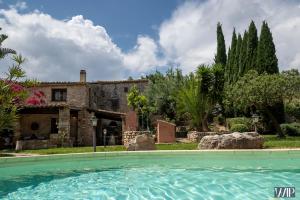 una gran piscina frente a una casa en Villa Audino, en Scopello