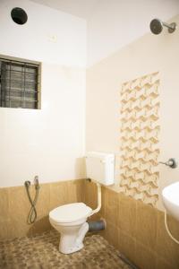 2BHK AC Apartment Near Pullazhi, Thrissur tesisinde bir banyo