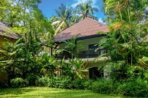 une maison dans la jungle avec des arbres dans l'établissement Haadson Resort - Khaolak, Phangnga, à Khao Lak