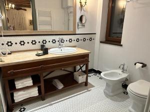 a bathroom with a sink and a toilet at Vila Ebel in Korçë