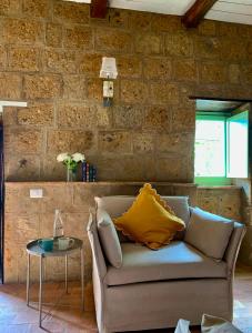 sala de estar con sofá y mesa en Civita Secret Lodge en Lubriano