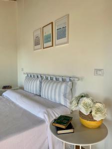 LubrianoにあるCivita Secret Lodgeのベッドルーム1室(ベッド1台、バラのテーブル付)