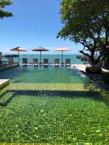 Bazén v ubytování Punnpreeda Beach Resort - SHA Plus Certified nebo v jeho okolí