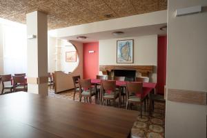 - une salle à manger avec une table et des chaises dans l'établissement Hotel Napoleon, à Pontremoli