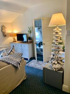 ein Wohnzimmer mit einem Weihnachtsbaum in einem Zimmer in der Unterkunft The Suites At Ty Anne in Beaumaris
