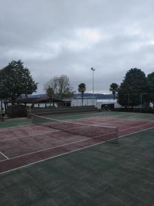 una pista de tenis con una red en el medio en Estudio. Sada, A Coruña., en Sada