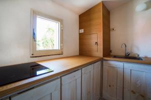 Kuchyň nebo kuchyňský kout v ubytování Le Case di Mara - Monte Petrosu House