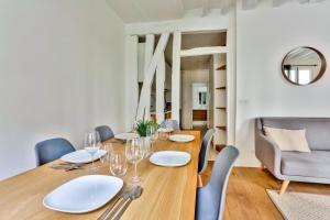 a dining room with a table and chairs at Superbe Appartement Bon marché Saint Germain in Paris