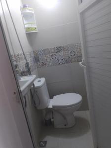 uma pequena casa de banho com WC e lavatório em منزل الضيافة em Rabat