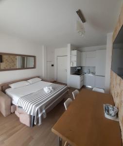 デセンツァーノ・デル・ガルダにあるBlue Garda Desenzanoの白い小さな部屋(ベッド1台、テーブル付)