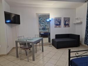 ein Wohnzimmer mit einem Tisch und einem Sofa in der Unterkunft Casa Mon Amour Livorno in Livorno