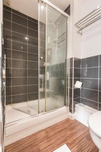 y baño con ducha, aseo y lavamanos. en En-suit room with free dedicated parking en Mánchester