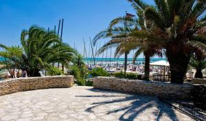 a resort with palm trees and a sandy beach at Appartamento Vacanze Riviera delle Palme in San Benedetto del Tronto