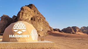 un cartello per il campo del pranzo nel deserto di Harmony Luxury Camp a Wadi Rum