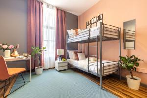 um quarto com 2 beliches e uma secretária em Hostel Krasnal Market Square Wroclaw - MAMY WOLNE POKOJE ! em Breslávia