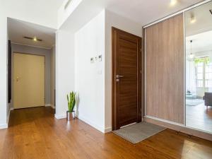 an empty living room with a wooden door at Apartament Sukiennicza in Kraków