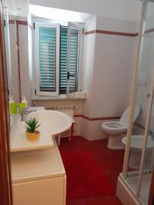 ein Bad mit einem Waschbecken und einem WC in der Unterkunft Casa Garfagnana in Fornaci di Barga