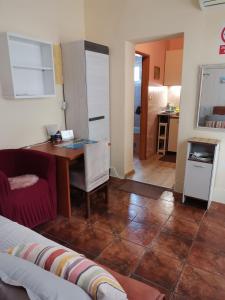 un soggiorno con tavolo e cucina di Jasmine a Brodarica