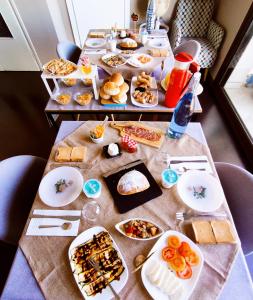 une longue table avec des assiettes de nourriture dans l'établissement Casa Vinci, à Syracuse