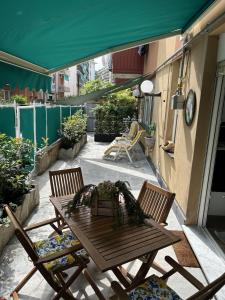 een patio met 2 stoelen en een houten tafel bij MariGiu in Rapallo