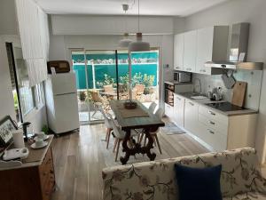 een keuken en een woonkamer met een tafel en een bank bij MariGiu in Rapallo