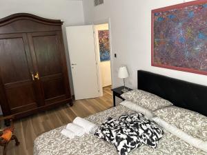 een woonkamer met een bed en een schilderij aan de muur bij MariGiu in Rapallo