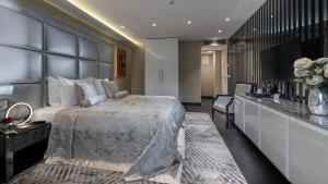 sypialnia z dużym łóżkiem i łazienką w obiekcie Hotel 9 w Zagrzebiu