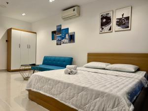 ein Schlafzimmer mit einem Bett mit einem Teddybär drauf in der Unterkunft Teddy Apartment at Sky Center Luxury in Ho-Chi-Minh-Stadt