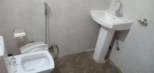 uma casa de banho com um lavatório e um WC em BlueStays Hostel em Rishikesh