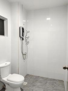 een badkamer met een toilet en een telefoon aan de muur bij V-Homestay Bentong in Bentong