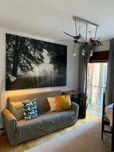 ein Wohnzimmer mit einer Couch mit Kissen darauf in der Unterkunft Grandma's Carolina Villa in Sul