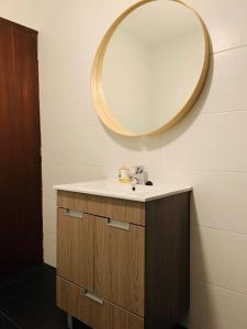 ein Badezimmer mit Waschbecken und Spiegel an der Wand in der Unterkunft Grandma's Carolina Villa in Sul