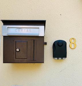 eine Schere und eine Schachtel an einer Wand in der Unterkunft Grandma's Carolina Villa in Sul + 26 Fotos