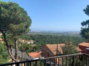 een balkon met uitzicht op de stad bij Costa Brava Home in Terra Brava