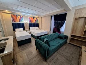 - un salon avec un canapé et un lit dans l'établissement Lords Mansion, à Istanbul