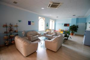 uma sala de estar com dois sofás e uma mesa em Hotel Corallo em Pietra Ligure
