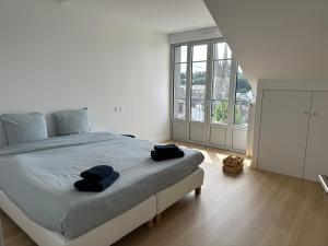 sypialnia z dużym łóżkiem z dwoma ręcznikami w obiekcie Le duplex Saint-Corentin w mieście Quimper