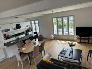 a living room with a table and a dining room at Le duplex Saint-Corentin - Hyper Centre - Parking Privé in Quimper